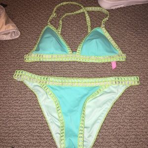 VS: “The crochet trim, Tiny triangle top”